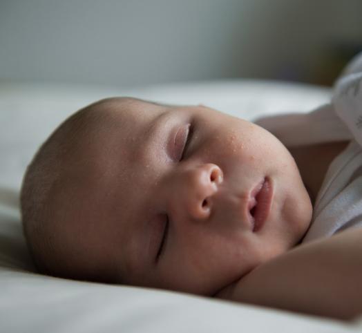 Visage d'un bébé qui dort