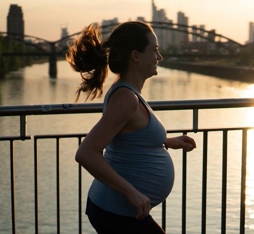 Profil d'une femme enceinte qui court dans new york