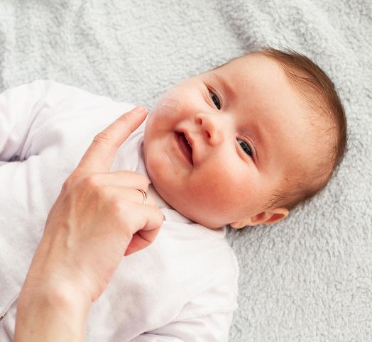 application crème sur les joues de bebe ayant de l'eczema