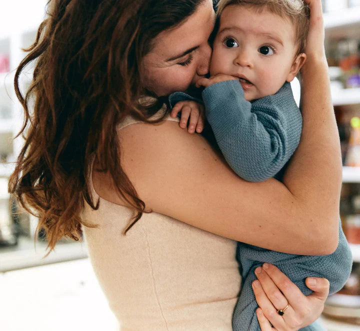 Maman serrant son bébé dans ses bras