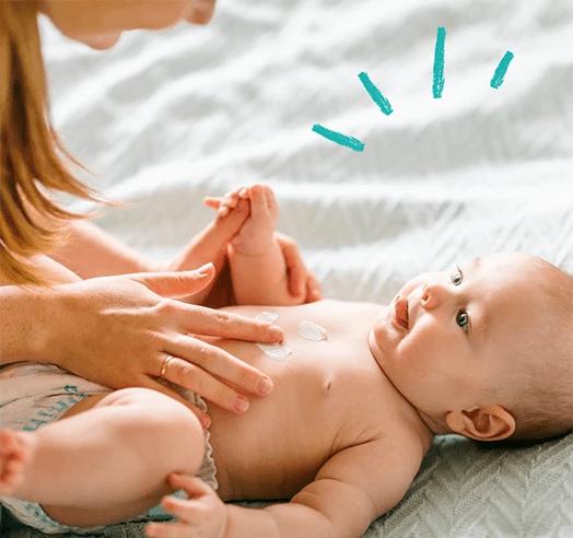 enfant sur une table à langer avec sa maman